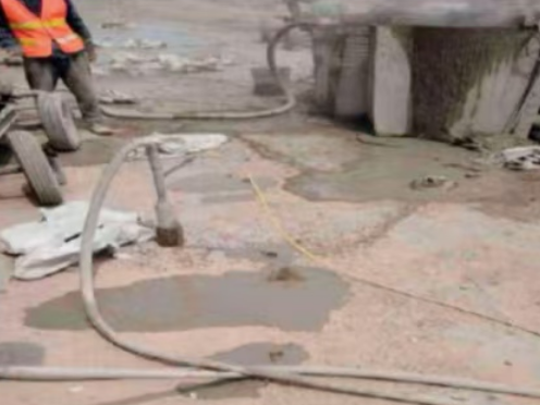 安吉水泥混凝土路面板底注浆技术 路面脱空注浆整治方案